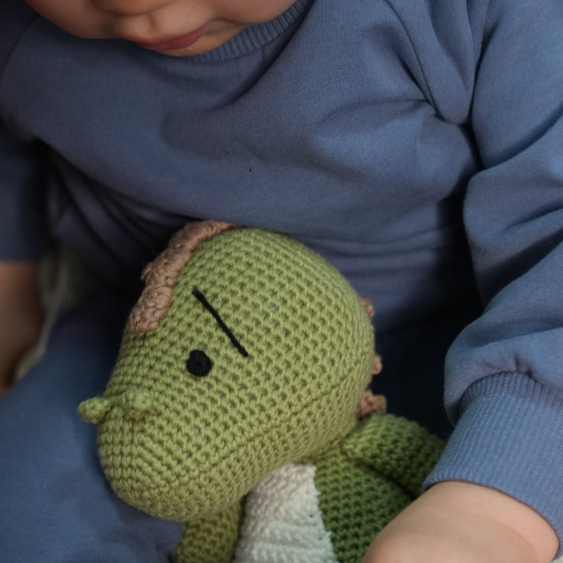 Yarn o Saurus knitted toy side view – handmade sensory baby toy, Cuddle Bloom